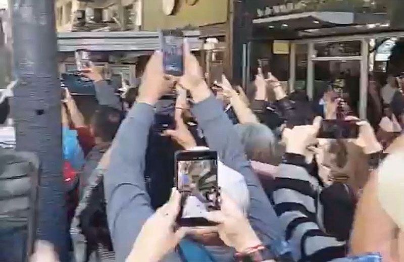 Manifestantes opositores abuchearon a Javier Milei en el microcentro&nbsp;porteño
