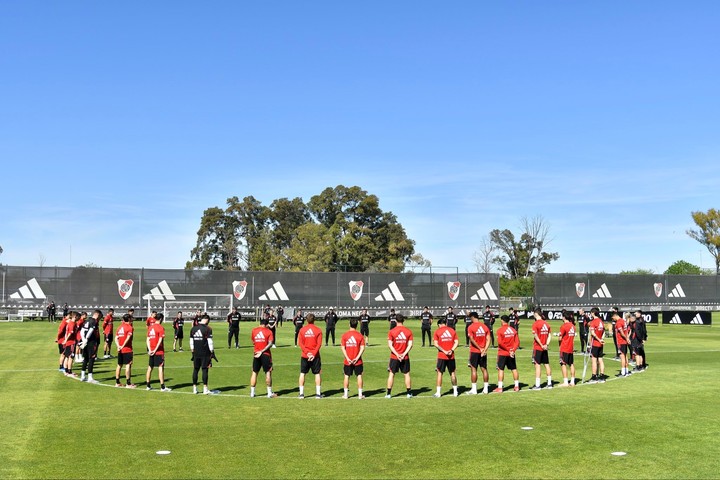River Plate rindió homenaje a Miguel Ángel Russo con un minuto de silencio y un gesto simbólico en la&nbsp;Bombonera
